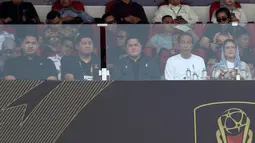 Presiden Joko Widodo (kedua kanan) bersama Kemenpora Dito Ariotedjo (kiri), Ketua Umum PSSI Erick Thohir (tengah), dan Steering Committee (SC) Piala Presiden 2024 Maruarar Sirait hadir langsung dalam upacara pembukaan Piala Presiden 2024 yang berlangsung di Stadion Si Jalak Harupat, Bandung, Jumat (19/07/2024) WIB. (Bola.com/Bagaskara Lazuardi)