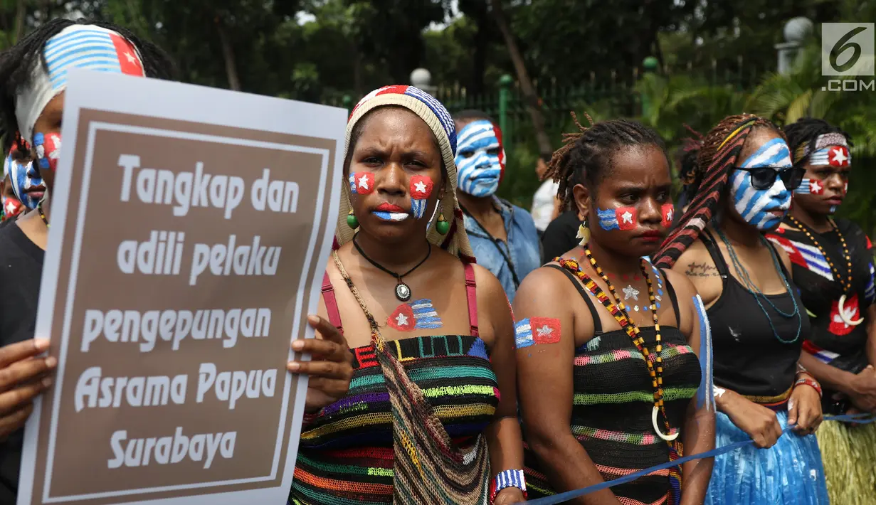 Mahasiswa Papua yang tergabung dalam Aliansi Mahasiswa Anti Rasisme, Kapitalisme, Kolonialisme, dan Militerisme berunjuk rasa di depan Istana Merdeka, Jakarta, Rabu (28/8/2019). Mahasiswa berkali-kali berteriak Papua Merdeka dan menyanyikan lagu Bintang Kejora. (Liputan6.com/Angga Yuniar)