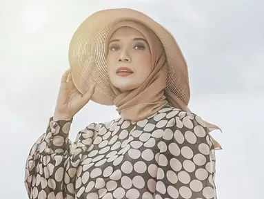 Zaskia Sungkar kerap membagikan potret kekinian perihal penampilannya. Gaya anak muda melekat pada ibu satu anak itu. Tak ketinggalan topi berjenis straw hatch yang menjadi salah satu favorit topi besarnya. (Liputan6.com/IG/@zaskiasungkar15).