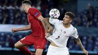 Penyerang timnas Turki, Kenan Karaman dan bek Italia, Giovanni Di Lorenzo bersaing memperebutkan bola pada laga pertama grup A Euro 2020 /2021 saat melawan Italia di stadion Olimpico Roma, Sabtu (12/6/2021). Timnas Italia berhasil menang 3-0 atas Turki. (Ettore Ferrari/Pool via AP)