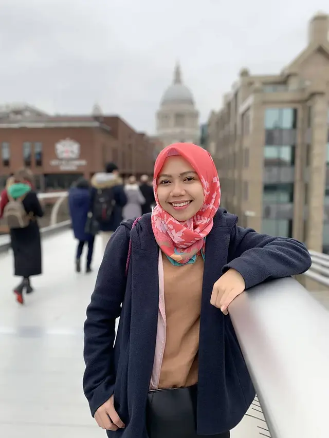 Kini Makin Sukses, Ini 6 Potret Terbaru Raeni Anak Tukang Becak yang Viral