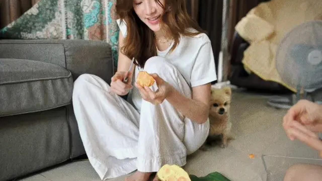 7 Potret Sederhana Baifern Pimchanok Rayakan Songkran di Rumah, Bisa Kupas Nangka