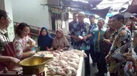 Tim Pengendalian Inflasi Daerah (TPID) Cirebon rutin meninjau harga bahan pokok menjelang Ramadhan. Foto (Liputan6.com / Panji Prayitno)