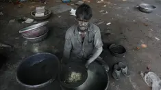 Seorang pria India meracik bubuk mesiu untuk membuat petasan yang digunakan dalam festival Diwali di Ahmadabad, India (27/9). Menjelang perayaan Diwali, sejumlah produsen petasan di India dibanjiri pesanan. (AP Photo/Ajit Solanki)