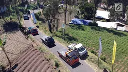 Peserta Komunitas Eltitusi (Mitsubhisi L300) mengikuti tour mengelilingi kawasan Gunung Bromo, Jawa Timur, Minggu (8/7). Komunitas yang memiliki slogan 'Seduluran Sadawane Dalan' juga menjajal lebih awal ban Michelin XCD 2. (Liputan6.com/Arya Manggala)