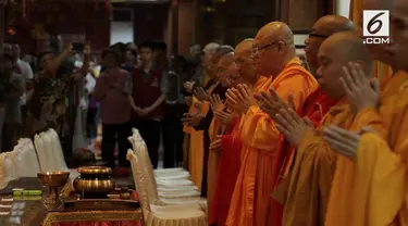 Ribuan umat Budha merayakan hari raya Waisak di Wihara Ekayana Arama. Mereka mengangkat tema "Harmoni Dalam Kebinekaan Untuk Bangsa"