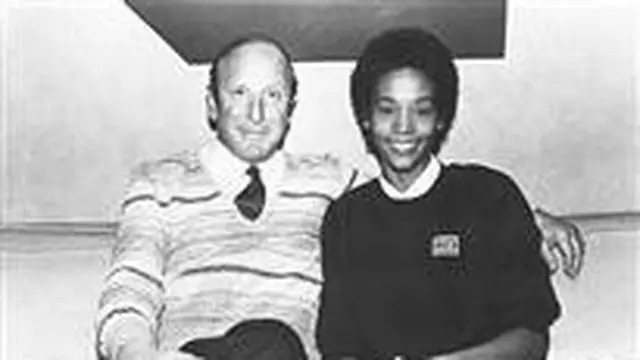 Whitney Houston (kanan) bersama produser musik Clive Davis (kiri)