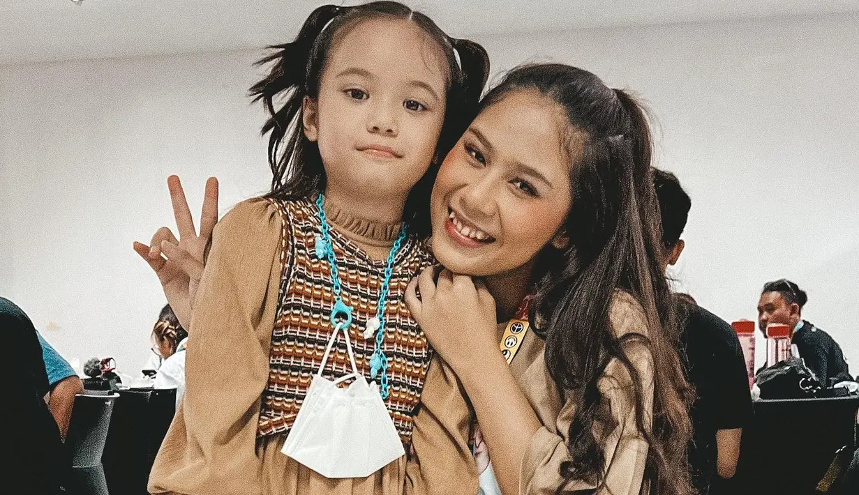 <p>Gempita foto bareng Nadin Amizah di belakang panggung. (Foto: Instagram/ gadiiing)</p>