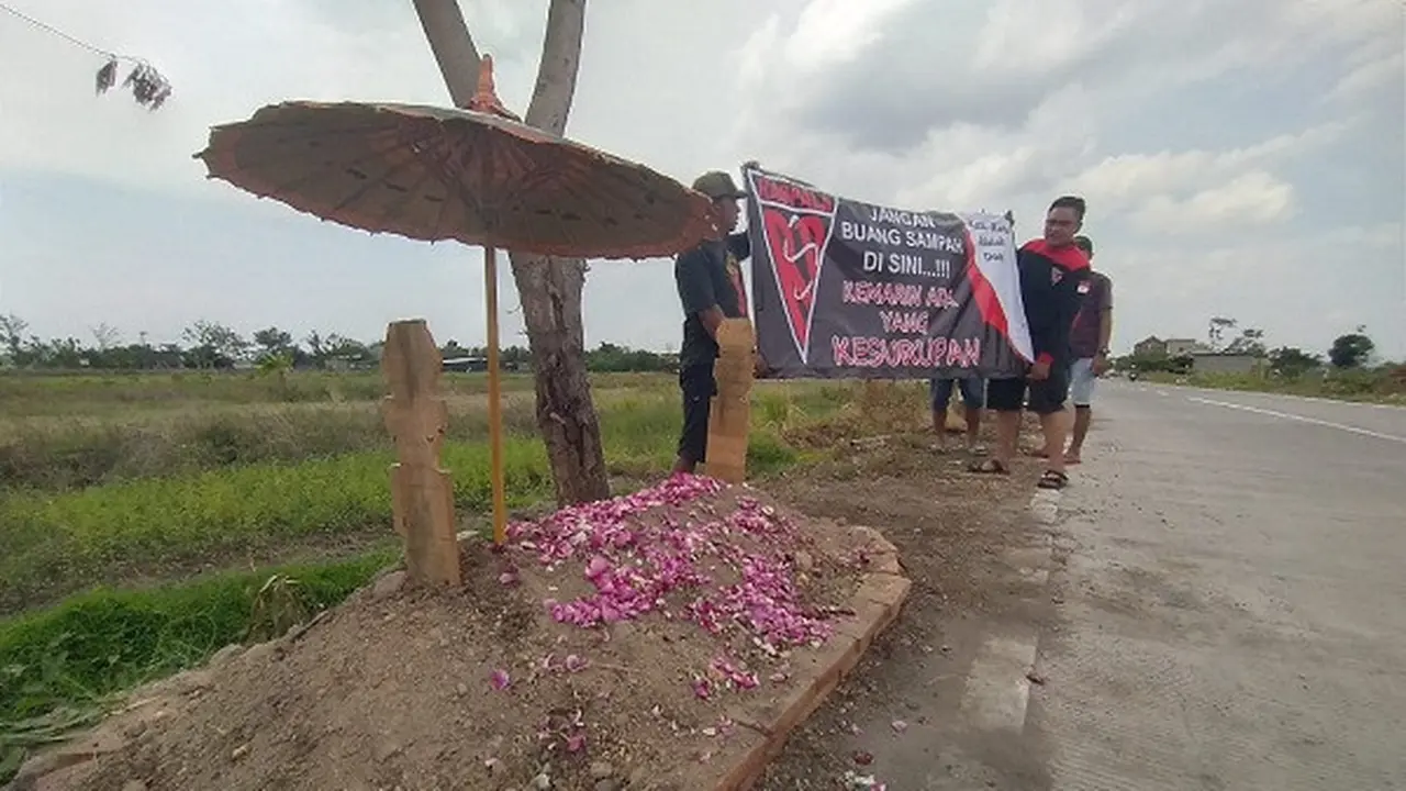 Sebuah makam dibuat warga di lokasi yang sering digunakan warga tidak bertanggung jawab membuang sampah, di Desa Pandean, Kecamatan Ngemplak, Kabupaten Boyolali, Minggu (18/10/2020). (Solopos/Bayu Jatmiko Adi)