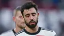 Pemain Manchester United, Bruno Fernandes, tertunduk lesu setelah ditaklukkan West Ham United pada laga pekan ke sembilan Liga Inggris di Stadion London, Minggu (27/10/2024). Hasil ini membuat Man United tetap mengoleksi 11 poin dari sembilan laga dan kini turun ke posisi 14 klasemen sementara Liga Inggris 2024/2025. (AFP/Glyn Kirk)