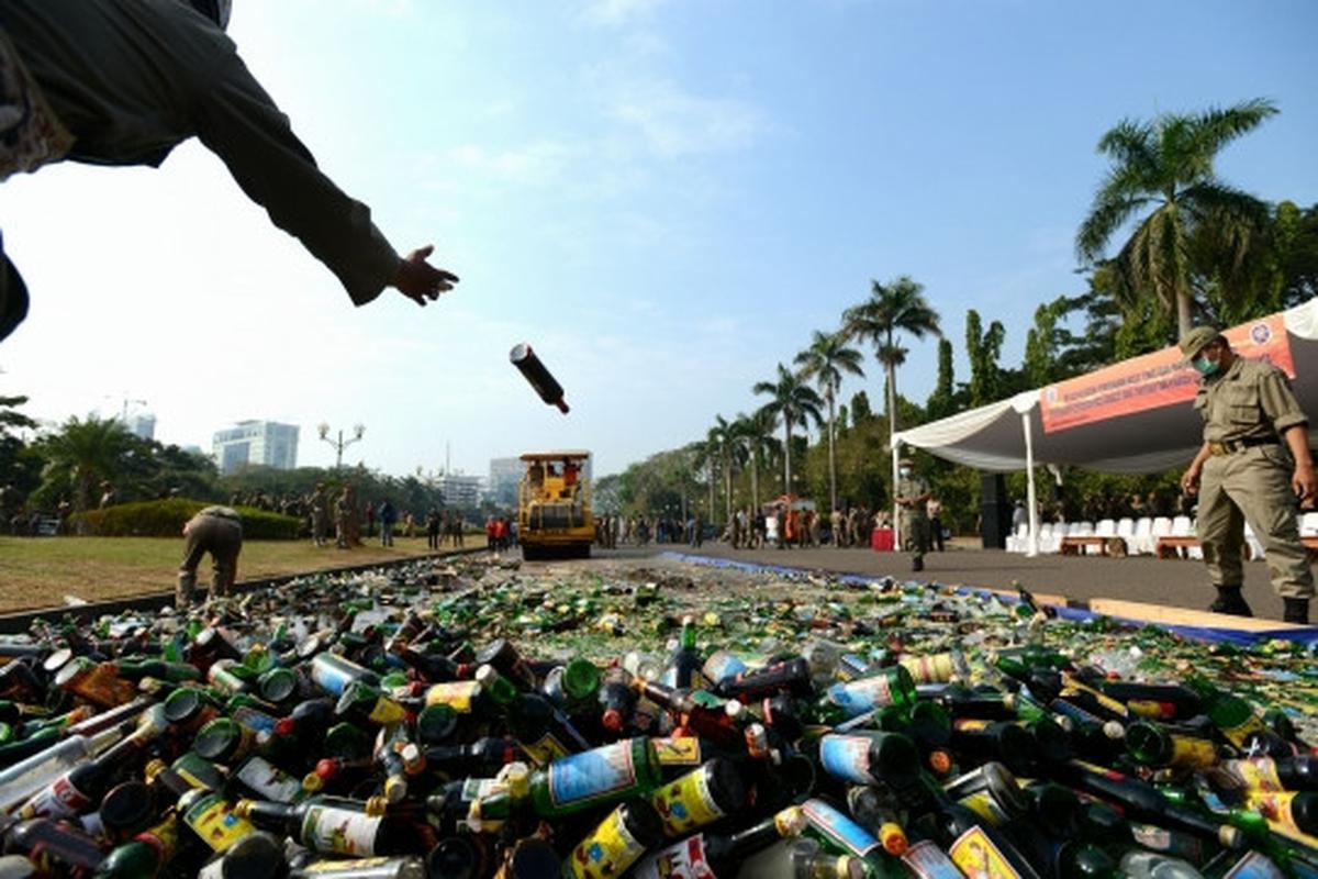 Pemusnahan 11.321 botol miras ilegal di Monas