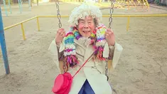 Emiko (93) nenek asal Jepang menjadi model untuk pakaian yang dibuat oleh cucunya. Sang cucu, Chinami Mori seringkali membuat pakaian warna cerah dan pelangi yang ia buat dengan teknik tenun khusus yang disebut Saori. (mymodernmet.com)