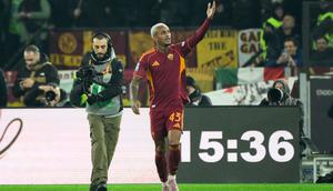 Pemain AS Roma, Wesley, merayakan gol yang dicetaknya ke gawang Como 1907 dalam laga giornata 15 Serie A Liga Italia 2025/2026 di Stadion Olimpico, Roma, Selasa (16/12/2025) dini hari WIB. (Fabrizio Corradetti/LaPresse via AP)