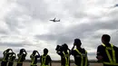 Beberapa anak menjadi penumpang pertama pesawat Boeing 787-9 Dreamliner milik All Nippon Airways (ANA) yang mengudara untuk kali pertama di Bandara Haneda, Tokyo, Jepang, (4/8/2014).  (REUTERS/Yuya Shino)