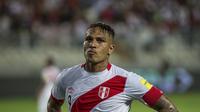 Peru, Denmark, dan Prancis mendesak FIFA untuk memberikan sanksi larangan tampil di Piala Dunia untuk kapten Timnas Peru, Paolo Guerrero, yang positif menggunakan narkoba. (AFP/Ernesto Benavides)