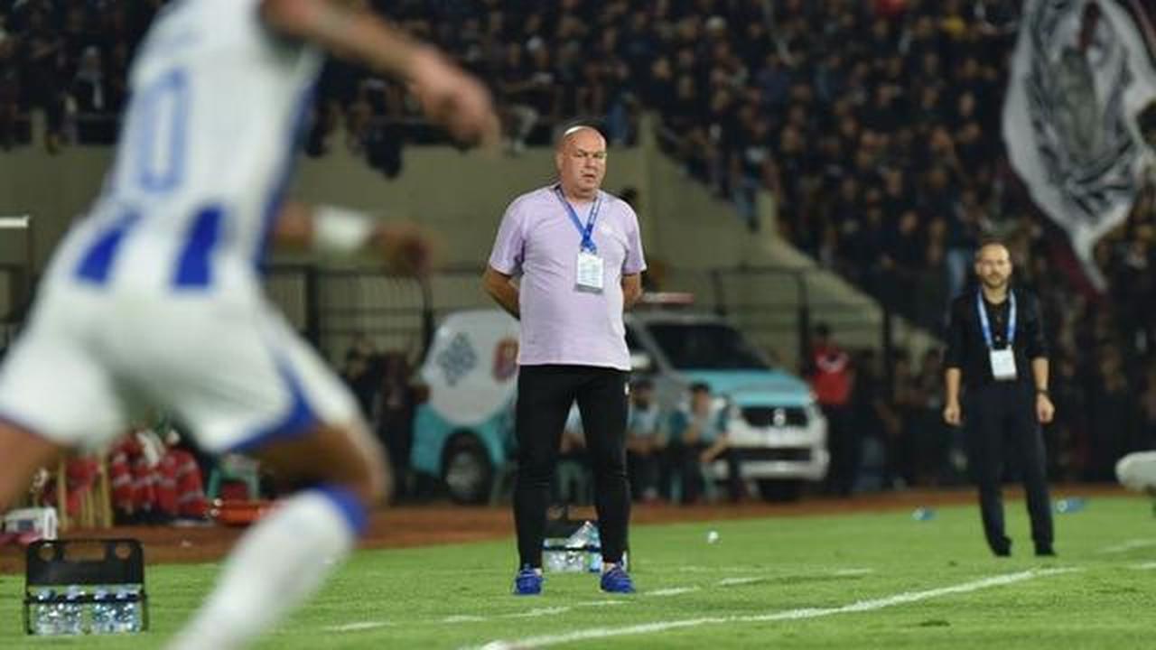 BRI Super League: Tak Ada Tanya Jawab, Bojan Hodak Cuma Beri Pernyataan Singkat usai Persebaya vs Persib 2-2