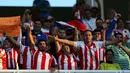 Para pendukung Timnas Paraguay dalam pertandingan kualifikasi Piala Dunia 2018 di Stadion Mario Kempes, Cordoba, Argentina (11/10). Paraguay sukses menang 0-1 berkat gol serangan balik Derlis Gonzalez. (REUTERS/Marcos Brindicci)