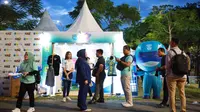 Booth PLN pada gelaran PLN Mobile Proliga 2024 untuk menukar tiket bagi penonton yang membeli melalui aplikasi PLN Mobile. (foto: istimewa)