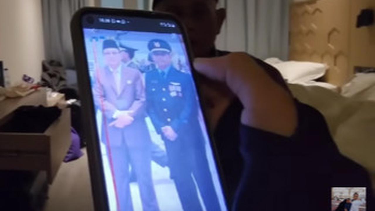 "Ketemu Ibu saya senang sekali, bisa antar sampai sini (hotel)," ungkapnya. <br>