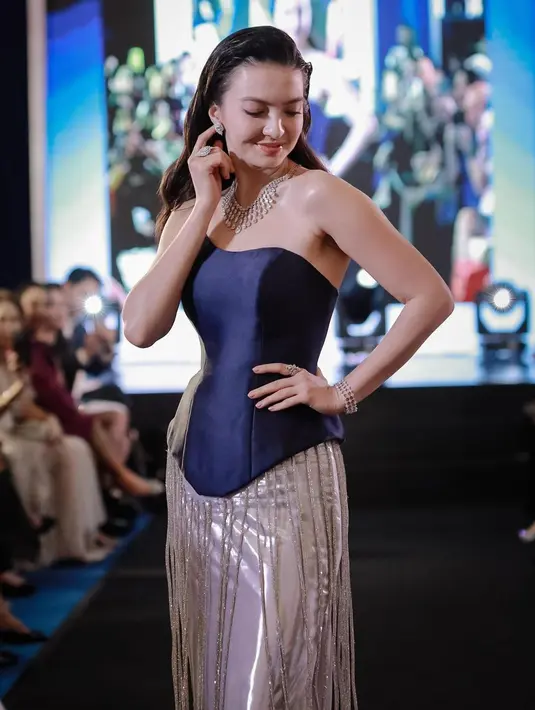 Riasan wajah Raline dikerjakan oleh makeup artist @stevenbonbon, yang memberikan tampilan flawless dengan fokus pada kulit glowing dan mata yang tajam.  [@dianamputri].