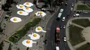 Telur ceplok raksasa berhamburan di jalanan Kota Santiago, Chile, 8 November 2016. Telur mata sapi raksasa ini merupakan bagian dari festival seni Hecho en Casa. (REUTERS / Pablo Sanhueza)