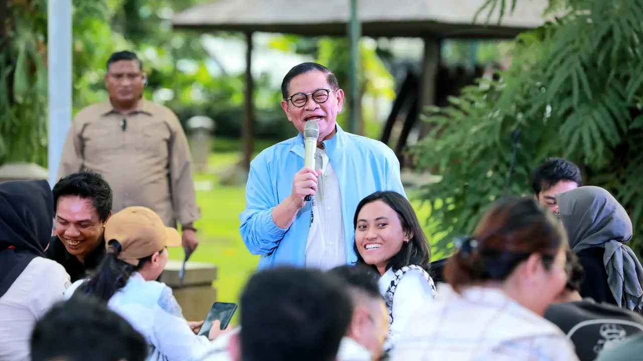 Gubernur Jakarta Pramono Anung berbincang dengan awak media di Taman Suropati, Menteng, Jakarta Pusat, Rabu (24/4/2025) (beritajakarta.id)
