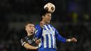Pemain Brighton, Kaoru Mitoma (kanan) berduel udara dengan pemain Ajax Amsterdam, Steven Berghuis pada laga Grup B Liga Europa 2023/2024 di American Express Community Stadium, Brighton, Inggris, Jumat (27/10/2023) dini hari WIB. (AP Photo/Frank Augstein)