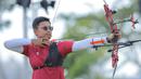 Riau Ega Agata Salsabilla yang tampil pada nomor Individual Recurve Putra mengalahkan Quik Chern Xin dari Malaysia dengan skor 6-5. (Bola.com/Bagaskara Lazuardi)