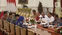 Presiden Joko Widodo atau Jokowi (ketiga kanan) memimpin ratas penanganan banjir di Istana Merdeka, Jakarta, Rabu (8/1). Jokowi meminta Gubernur DKI Jakarta Anies Baswedan, Gubernur Jabar Ridwan Kamil hingga Gubernur Banten Wahidin Halim mengevaluasi penanganan banjir. (Liputan6.com/Angga Yuniar)