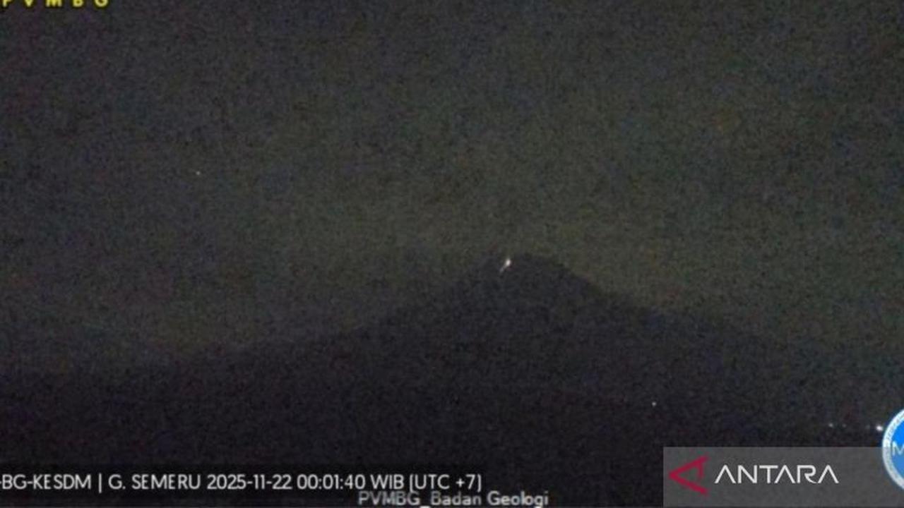 Gunung Semeru Embukan Asap 1.000 Meter, Status Awas Tetap Berlaku