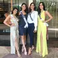 Puteri Indonesia 2018, Sonia Fergina berpose bersama tiga kandidat dari Asia Tenggara lainnya di ajang Miss Universe 2018. (dok. Instagram @soniafergina/Dinny Mutiah)