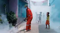 Petugas sedang melakukan fogging di RT 06 RW 03 Duren Jaya, Bekasi Timur, Kota Bekasi untuk memberantas jentik nyamuk DBD. (Liputan6.con/Bam Sinulingga)