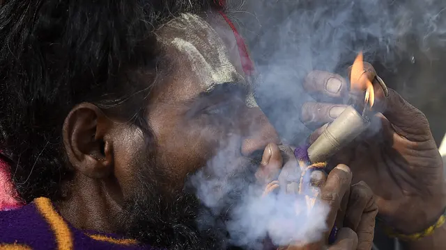 Ritual Menghisap Ganja Jelang  Festival Maha Shivaratri