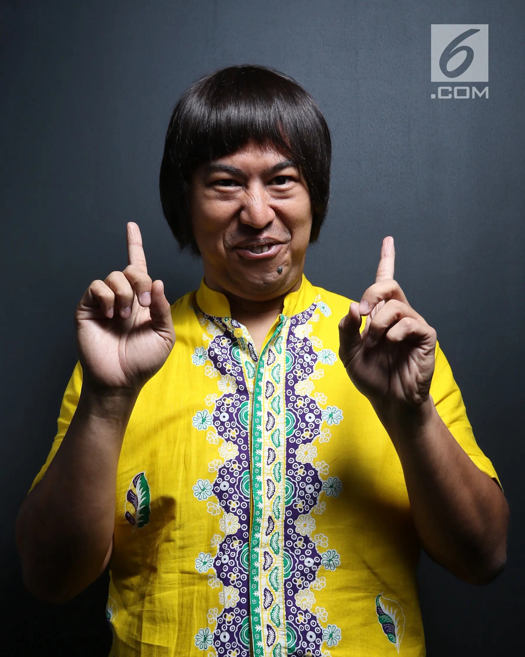Pemain film Insya Allah Sah, Pandji Pragiwaksono yang berperan sebagai Kang Raka saat mengunjungi kantor Liputan6.com di SCTV Tower, Jakarta, Selasa (20/6). (Liputan6.com/Fatkhur Rozaq)