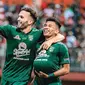 Pemain Persebaya, Ahmad Nufiandani (kanan) saat merayakan gol bersama Ze Valente. (dok. Persebaya)