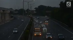 Kendaraan melintasi ruas di tol Jakarta-Cikampek ketika "contra flow" atau lawan arus di Jatiwaringin, Bekasi, Rabu (20/6). Kepolisian memberlakukan jalur contraflow di ruas Cikarang Utama hingga kilometer 3 Halim arah Jakarta. (Merdeka.com/Imam Buhori)