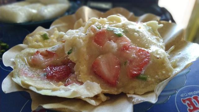 6 Potret Makanan Topping Stroberi Ini Nyeleneh Banget, Kocak