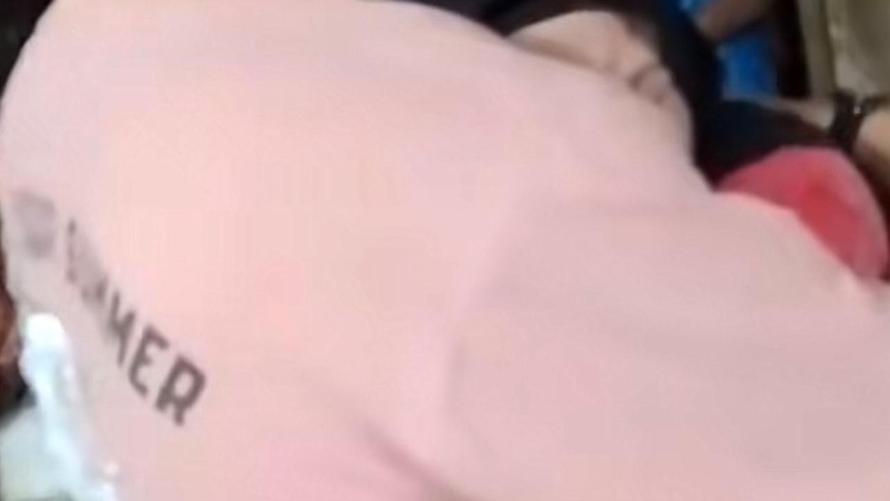 Viral Momen Seorang Ibu Tiba-tiba Menangis dan Peluk Pemuda Mirip Mendiang Anaknya, Penuh Haru