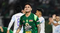 Ekspresi kekecewaan dari pemain Persebaya Surabaya, Gali Freitas ketika timnya bertanding melawan PSIM Yogyakarta&nbsp;pada BRI Super League 2025/2026 di Stadion Gelora Bung Tomo, Surabaya,&nbsp;Jumat (8/8/2025). (Bola.com/Abdul Aziz)