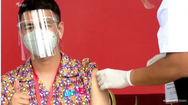 Raffi Ahmad terima vaksin. (tangkapan layar YouTube/ Sekretariat Presiden)