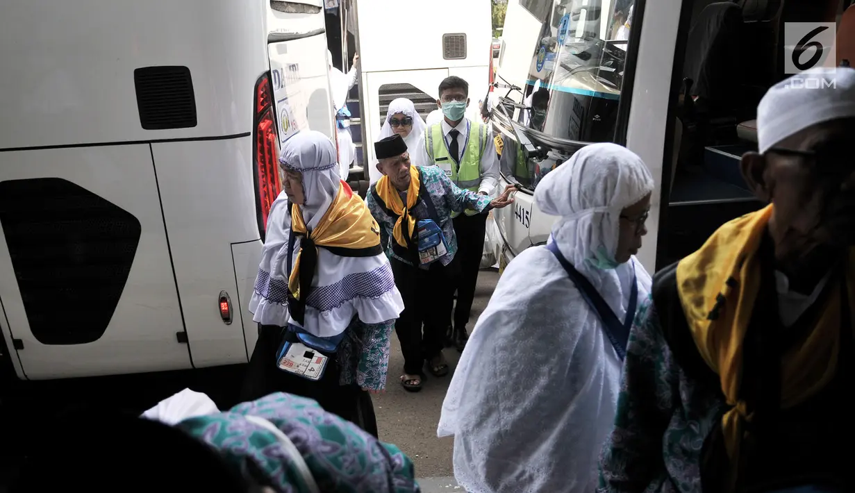 Jemaah haji kloter 2 asal Provinsi Banten tiba di Asrama Haji Pondok Gede, Jakarta, Rabu (29/8). Dalam kloter ini tercatat tidak ada jemaah haji yang sakit ataupun meninggal dunia saat menunaikan ibadah di Mekkah. (Merdeka.com/Iqbal S. Nugroho)