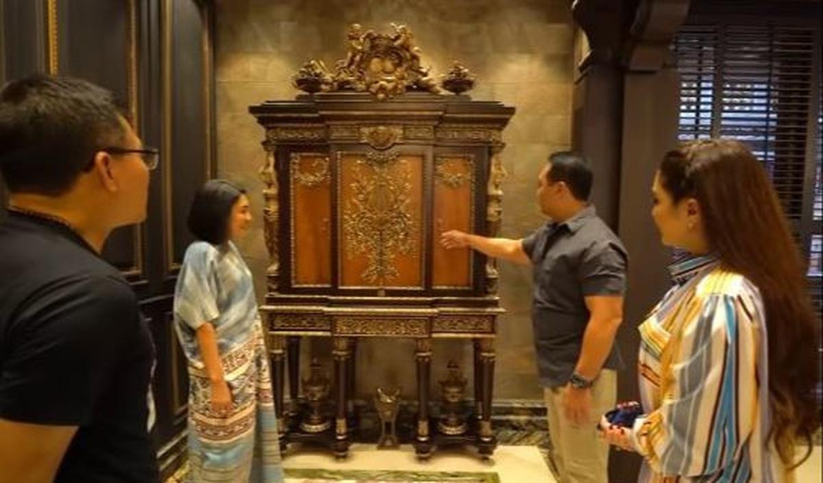 Andika Perkasa dengan penuh antusias menjabarkan detail dan ukiran setiap dekorasi rumahnya kepada Anang dan Ashanty.