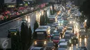 Sejumlah Kendaraan terjebak macet dikawasan Duren tiga Jakarta Selatan, Jakarta, Senin (23/5). Hujan lebat yang mengguyur ibu kota membuat lalulintas di beberapa titik ruas jalan menjadi macet dan semrawut. (Liputan6.com/Yoppy Renato)