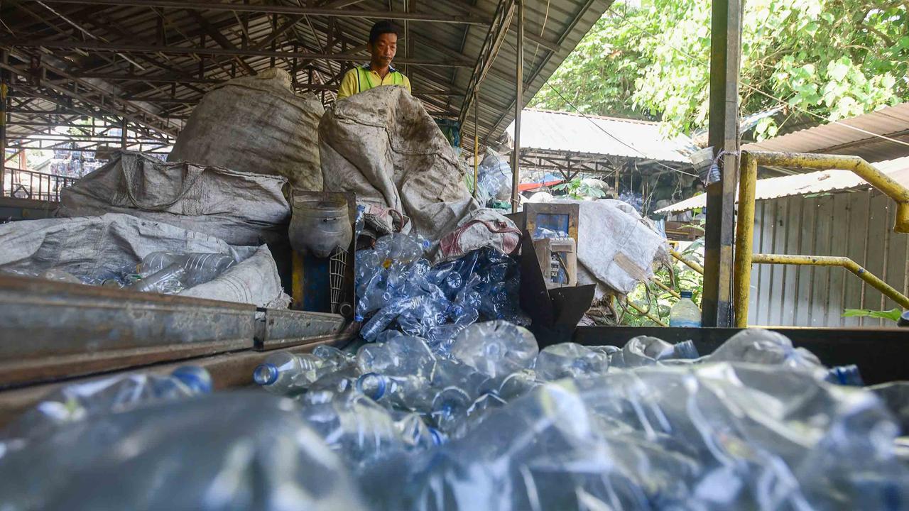 FOTO: Mengintip Proses Daur Ulang Botol Plastik Menjadi Cacahan  Plastik Bernilai Jual Tinggi