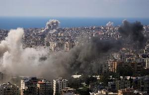 Asap mengepul setelah beberapa serangan udara Israel mengguncang Beirut, Lebanon, pada 8 April 2026. (Dok. AP/Hassan Ammar)