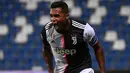 Bek Juventus,  Alex Sandro berselebrasi usai mencetak gol ke gawang Sassuolo pada pertandingan lanjutan Liga Serie A Italia di stadion Mapei di Reggio Emilia (15/7/2020). Juventus bermain imbang 3-3 atas Sassuolo. (AFP/Marco Bertorello)