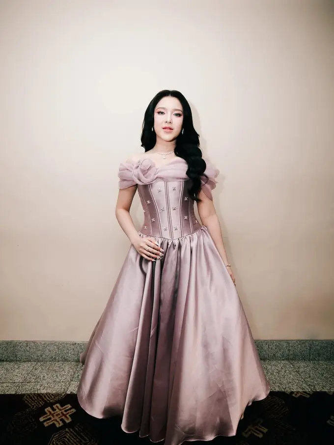 Potret Tiara Andini Bak Princess Belle dalam Balutan Gaun Off-Shoulder Pink di Konser Miliaran Cinta Yovie Widianto