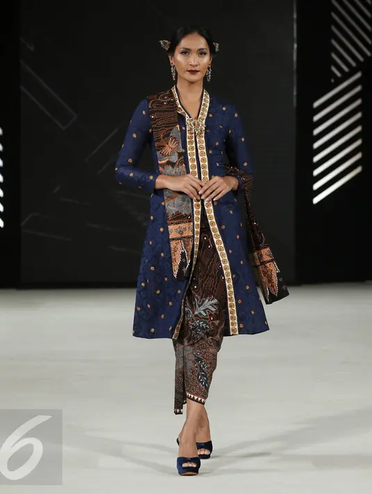 Iwan Tirta Private Collection meluncurkan koleksi terbarunya dengan dengan tema "Sigaraning Nyawa" rancangan Era Soekamto di pagelaran The Iconic Women Senayan City Fashion Nation ke-11, Jakarta, Rabu (12/4). (Liputan6.com/Herman Zakharia)