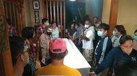 Jenazah mantan pelatih timnas Indonesia, Benny Dolo tiba di rumah duka, kompleks Pamulang Permai 1, Tangerang Selatan, Banten, Kamis (2/2/2022). (Marco Tampubolon/Liputan6.com)