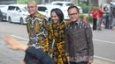 Tampak dalam foto Duta Besar Indonesia untuk PBB di New York Arrmanatha Nasir, Politikus Partai Golkar Christina Aryani, dan Ketua DPP Partai Amanat Nasional (PAN) Bima Arya (kiri ke kanan) setibanya di kediaman Presiden terpilih Prabowo Subianto di Jalan Kertanegara, Jakarta Selatan, Selasa (15/10/2024). (Liputan6.com/Angga Yuniar)
